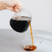 Upload afbeelding naar galerij, koffie karaf schenken in een kopje
