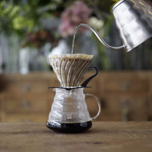 Afbeelding uploaden naar galerij, waterkoker schenkt V60-koffie in
